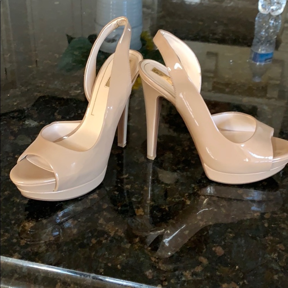 Beige patent leather platform shoe